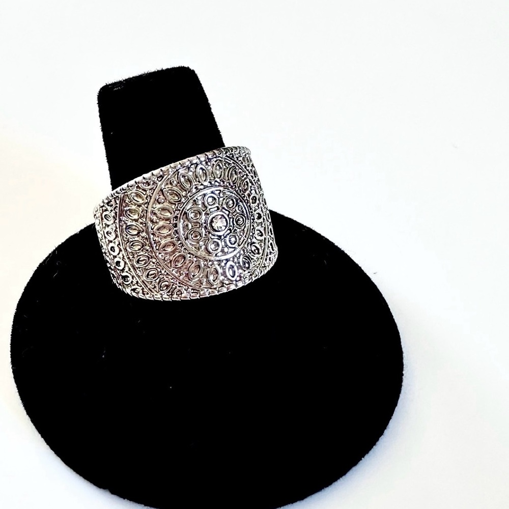 BANANA REPUBLIC Silver Medallion Ring w Rhinestone Center Size 7 NWOT